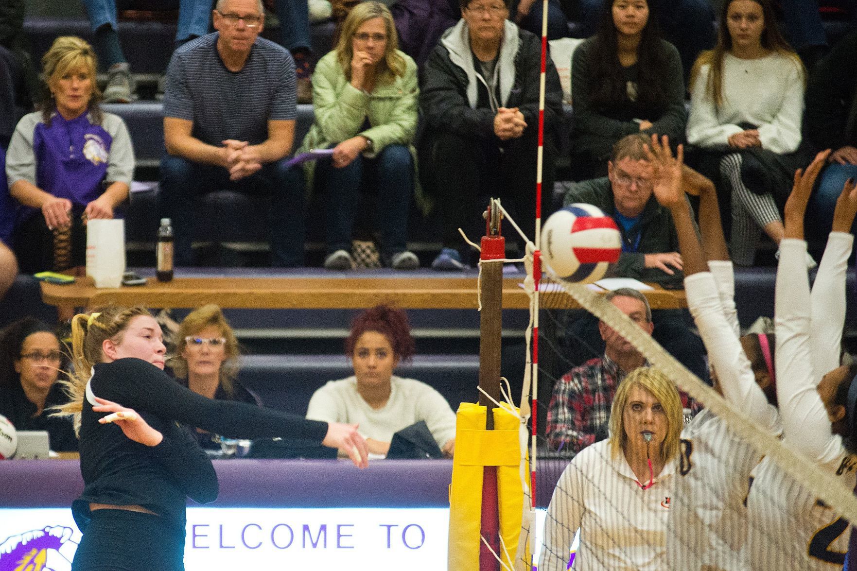 110118-blm-spt-9bhsvolley